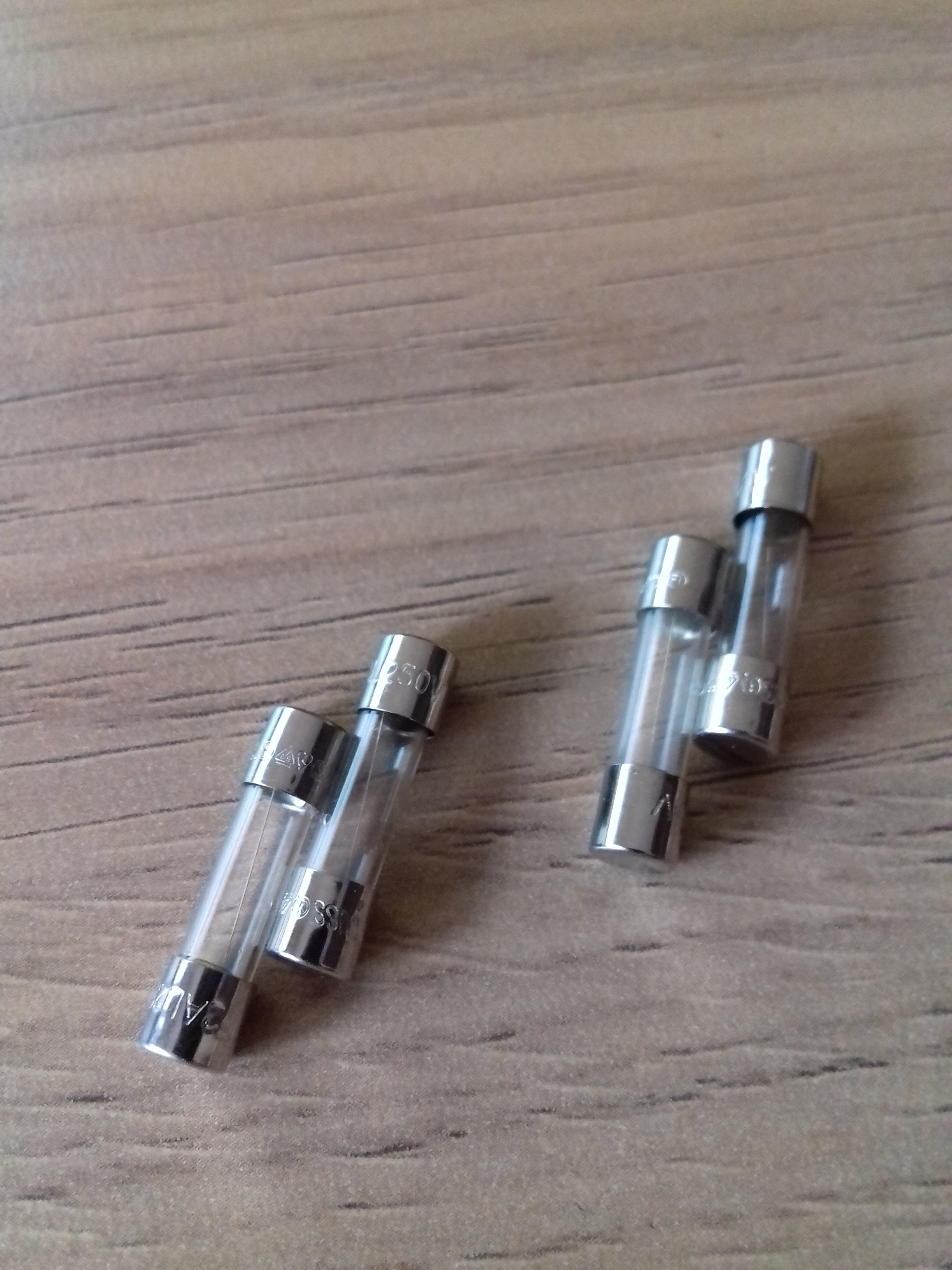 £4.00 Fuses 2 x 2amp, 2 x 4amp